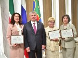 Наиль Магдеев вручил свидетельства лауреатам Электронной доски почета