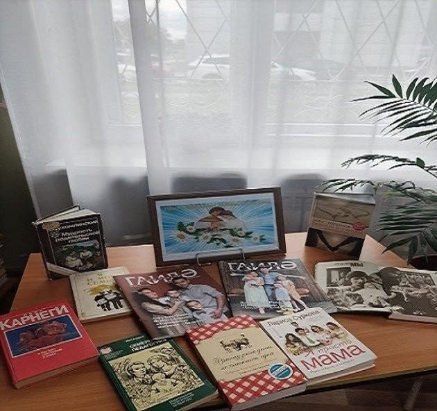 Книжная выставка «Крепка семья — крепка держава»