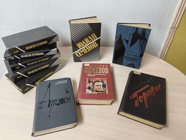 Книжная выставка «Мастер политического детектива»