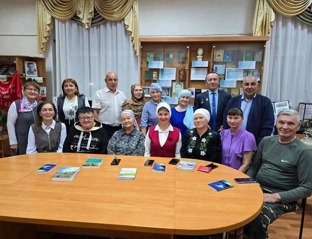 Книжная выставка «Радуга слов: мир Рахмая Хисматуллина»