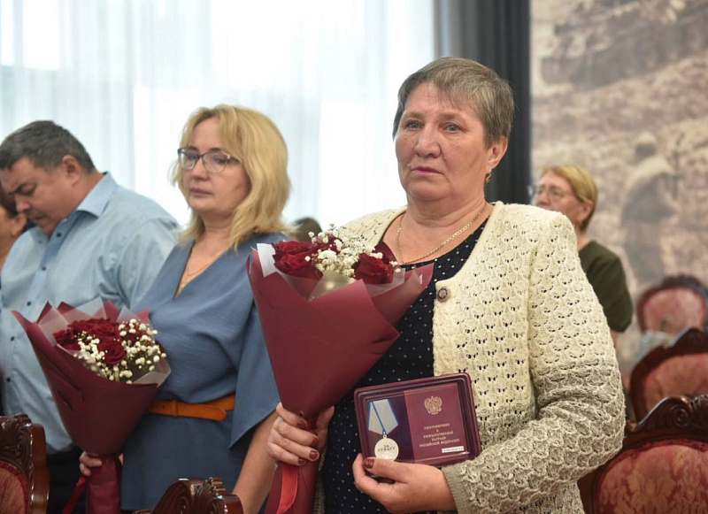 Наиль Магдеев передал родственникам челнинцев боевые награды
