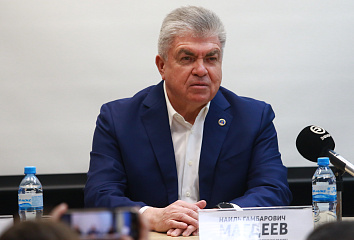 Наиль Магдеев встретился с командой ФК «КАМАЗ» перед стартом второго круга