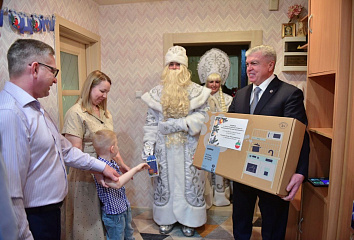 Чаллы хакиме Наил Мәһдиев инвалид балага бүләкләр тапшырды