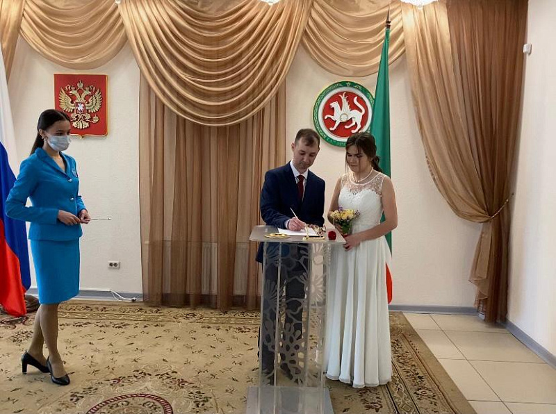 В Набережных Челнах молодожены зарегистрировали брак по традициям марийского народа