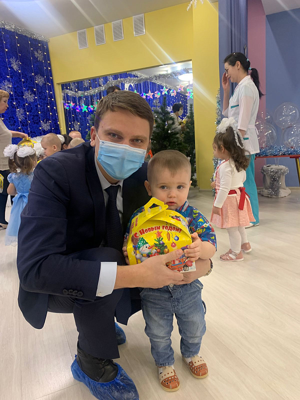 Детей в Доме ребёнка поздравили с Новым годом