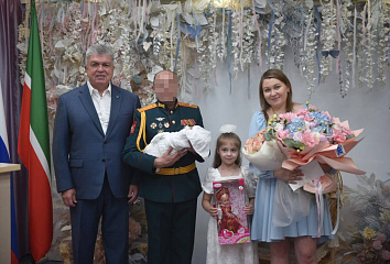 Наил Мәһдиев хәрби хезмәткәрнең гаиләсен уллары тууы белән котлады