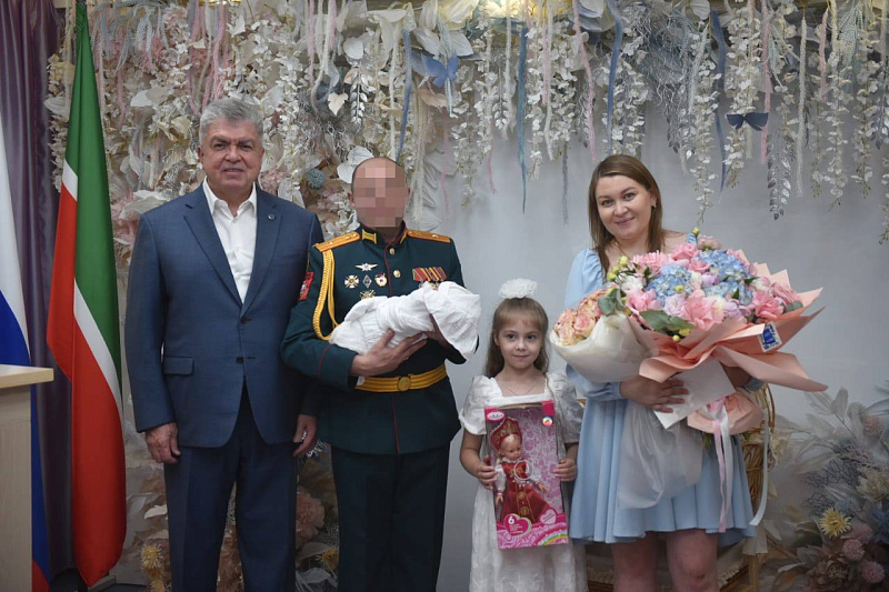 Наил Мәһдиев хәрби хезмәткәрнең гаиләсен уллары тууы белән котлады