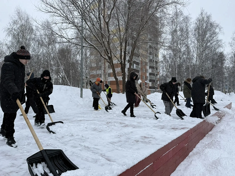 «Снежный десант» трудится на общественных пространствах города