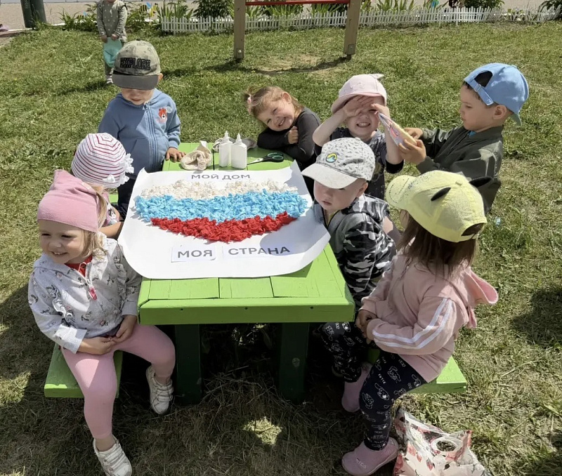 «Сердце России» из ладошек: в детсадах проходят уроки любви к Родине