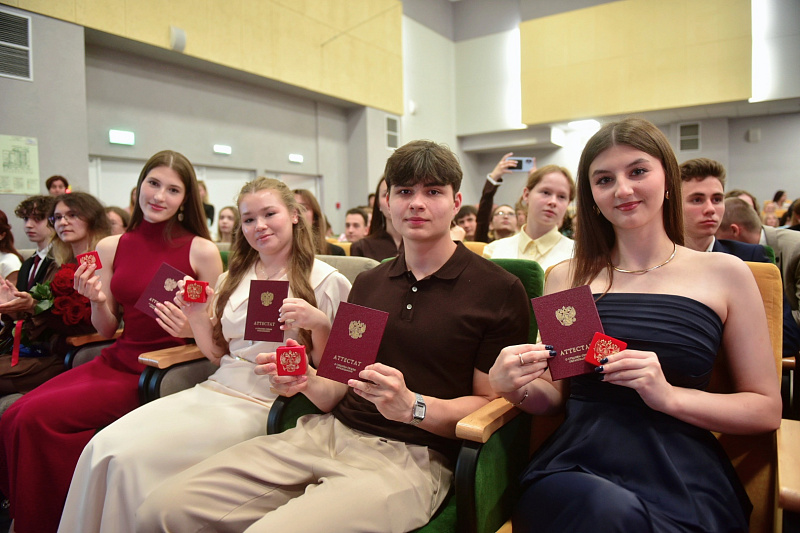 Наиль Магдеев вручил аттестаты выпускникам школы №41
