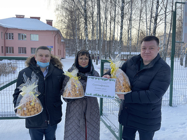 Яр Чаллы картлар һәм инвалидлар өчен интернат йортына коляскалар алу өчен сертификат тапшырылды