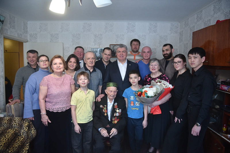 Наиль Магдеев поздравил челнинского ветерана с вековым юбилеем
