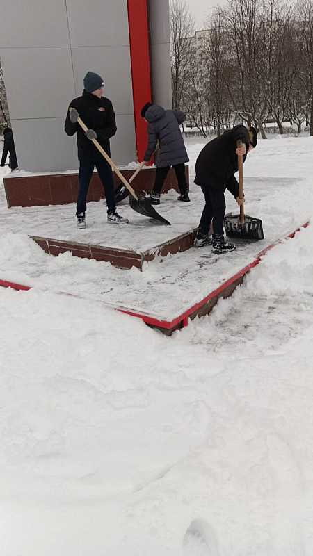 Школьники помогают убрать бульвары Челнов от снега