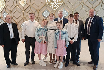 Многодетной семье из Набережных Челнов вручили ключи от микроавтобуса