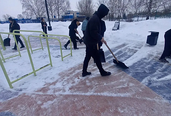 Укучылар иҗтимагый киңлекләрне кардан арындыралар
