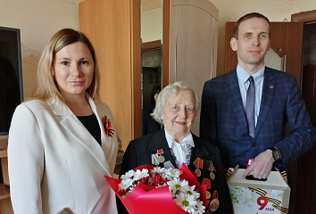 Ветерана Великой Отечественной войны поздравили с наступающим Днем Победы