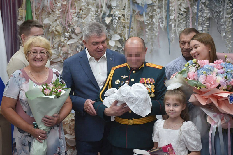 Наил Мәһдиев хәрби хезмәткәрнең гаиләсен уллары тууы белән котлады