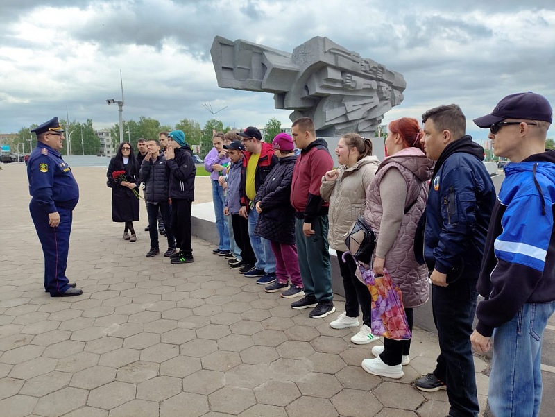 Подопечные центра «Доверие» возложили цветы к Вечному огню