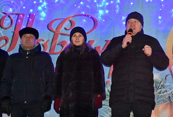 Праздник к нам приходит: новогоднюю елку зажгли в пос.Сидоровка