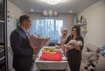 Farid Salakhov congratulated a serviceman's wife on the birth of her daughter