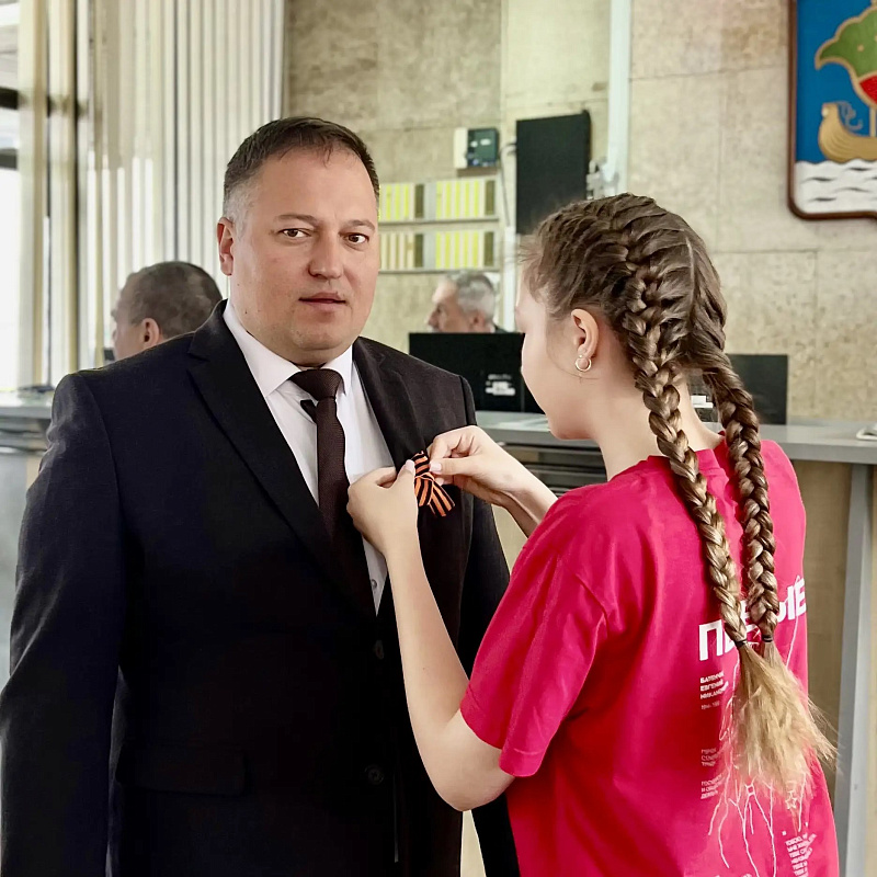 Сотрудники Исполнительного комитета присоединились к акции «Георгиевская ленточка»
