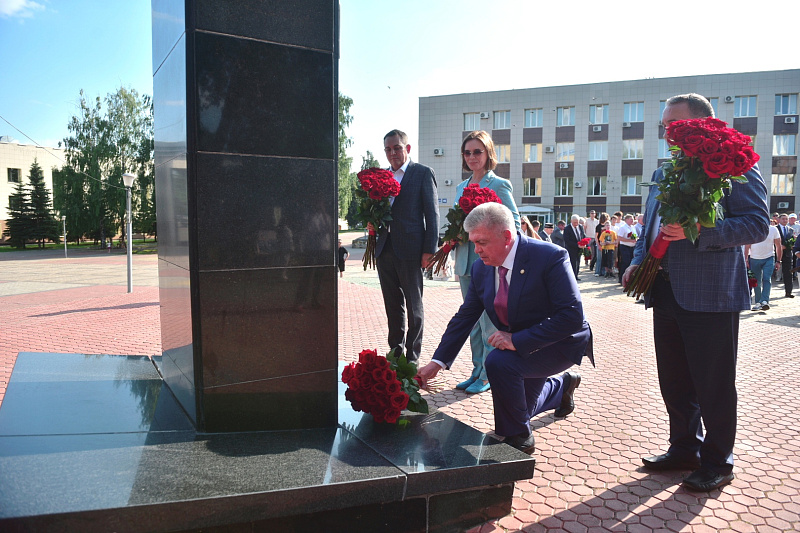 День строителя-2026 начинается с возложения цветов к памятнику Евгению Батенчуку