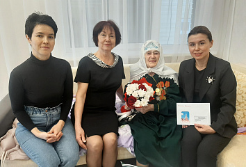 Ветеран принимает поздравления с юбилеем