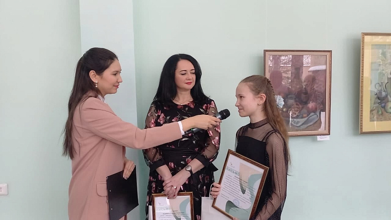 "Мир через творчество": учительница создала выставку вместе с ученицей
