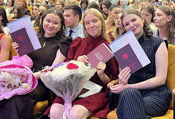 448 молодых специалистов: в НГПУ состоялся выпускной‑2026