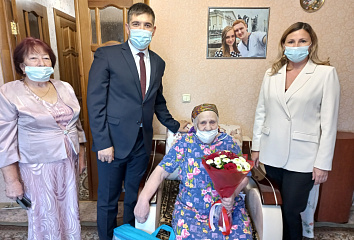 Яр Чаллыда Бөек Ватан сугышы ветеранын котладылар