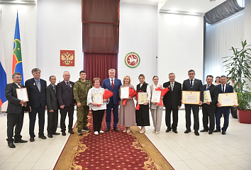 Чаллы хакиме Наил Мәһдиев дәүләт бүләкләре тапшырды
