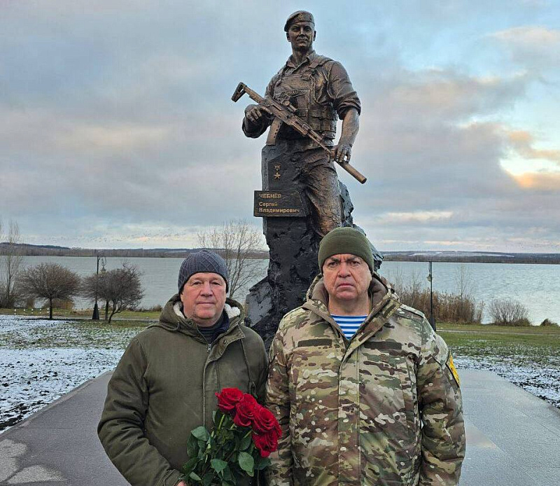 Наиль Магдеев возложил цветы к памятнику Сергея Чебнева в Курской области