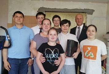Депутат Государственного Совета РТ Николай Атласов посетил многодетную челнинскую семью