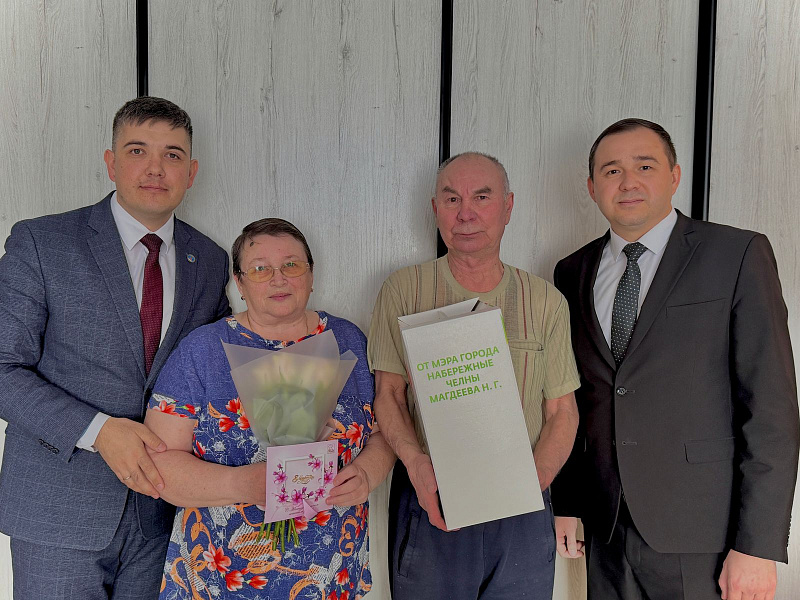 Сотрудники Исполнительного комитета вручили подарки родственникам военнослужащих
