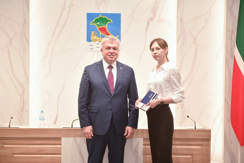 Наиль Магдеев вручил новым сотрудникам удостоверения