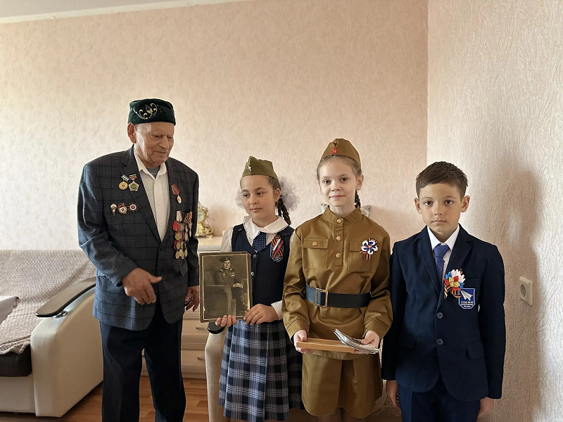 В Набережных Челнах поздравили 99-летнего ветерана с наступающим Днем Победы