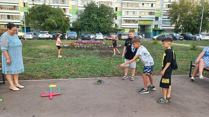 Председатель ТОС 50 комплекса вручила благодарственные письма жителям