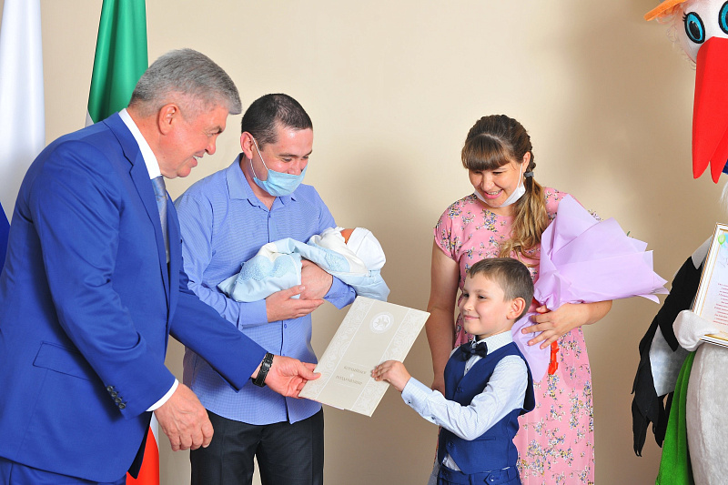 За 11 месяцев в Челнах родилось 5767 малышей