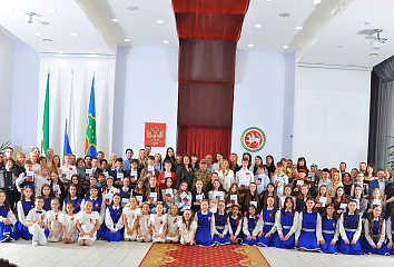 Ирина Сәгыйдуллина яшь чаллылыларга паспорт тапшырды