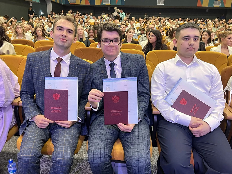 448 молодых специалистов: в НГПУ состоялся выпускной‑2026