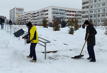 Школьники помогают убрать бульвары Челнов от снега