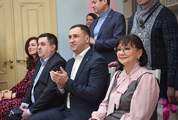 Фәрид Салахов яшь энигә йөз мең сум акча тапшырды