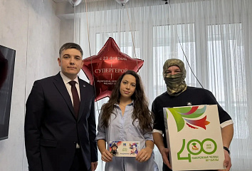Яр Чаллыда махсус хәрби операциядә катнашучылар гаиләләренә бүләкләр тапшыралар