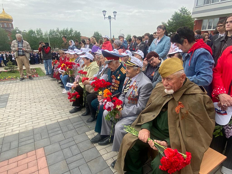 Жители Автозаводского района возложили цветы к Обелиску Славы