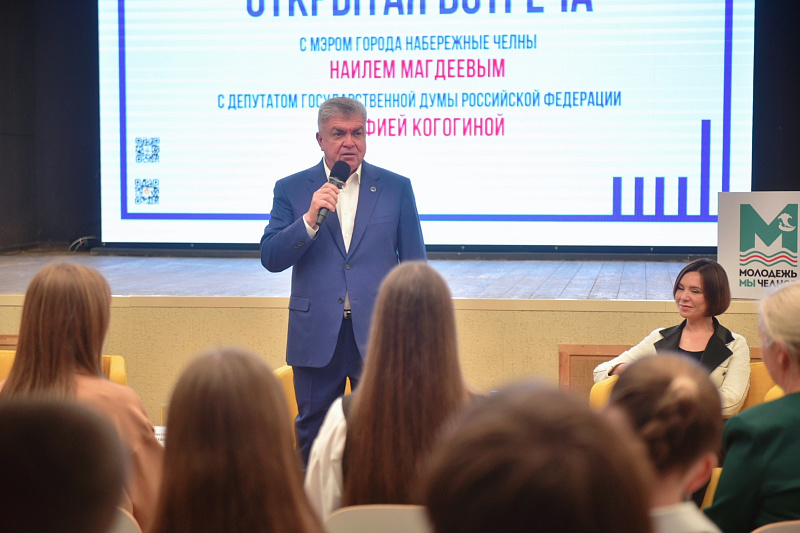 «За вами – будущее»: Наиль Магдеев провел встречу с молодыми избирателями