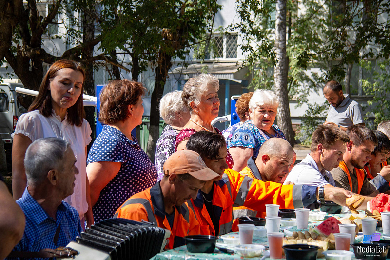 В городе продолжается традиция благодарить строителей за труд