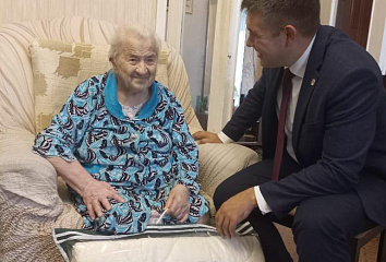 104-летней челнинке вручили подарки