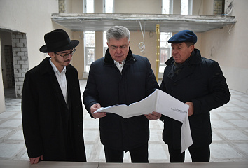 Наиль Магдеев осмотрел ход строительства синагоги
