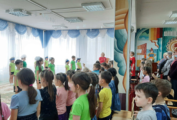 Балалар бакчасы тәрбияләнүчеләре һәлак булган балалар истәлегенә тасмалар бәйләделәр