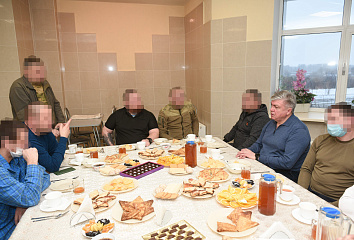 Наил Мәһдиев дәваланучы хәрби хезмәткәрләр белән очрашты